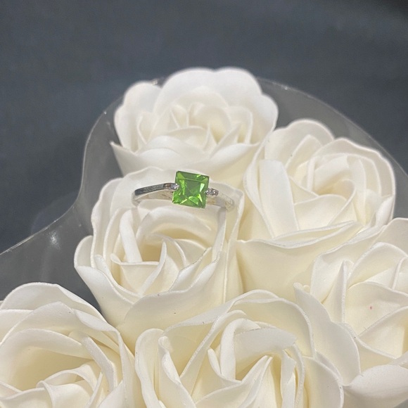 Jewelry - Size 7 Green Stone Costume Ring
